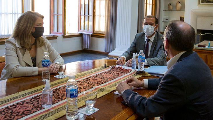 El gobernador Omar Gutiérrez recibió ayer en Casa de Gobierno a los directivos de Shell, con quienes repasaron los principales proyectos de la empresa en la provincia del Neuquén y en Vaca Muerta.