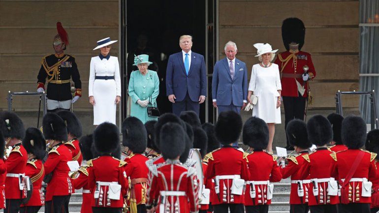 Donald Trump arribó a Gran Bretaña y fue recibido por la realeza