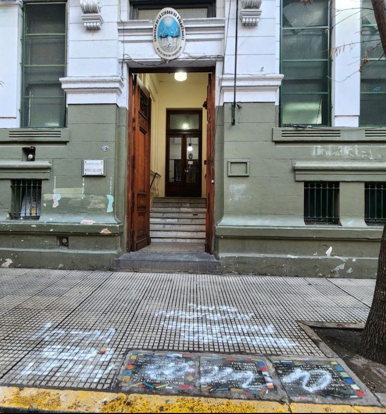 Horror: las escuelas que tenían placas de desaparecidos fueron vandalizadas. Horror: las escuelas que tenían placas de desaparecidos fueron vandalizadas.