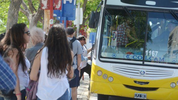 Para los neuquinos consultados, el tiempo que pierden en las paradas es lo más importante. Algunos plantean que haya más firmas para mejorar el servicio.
