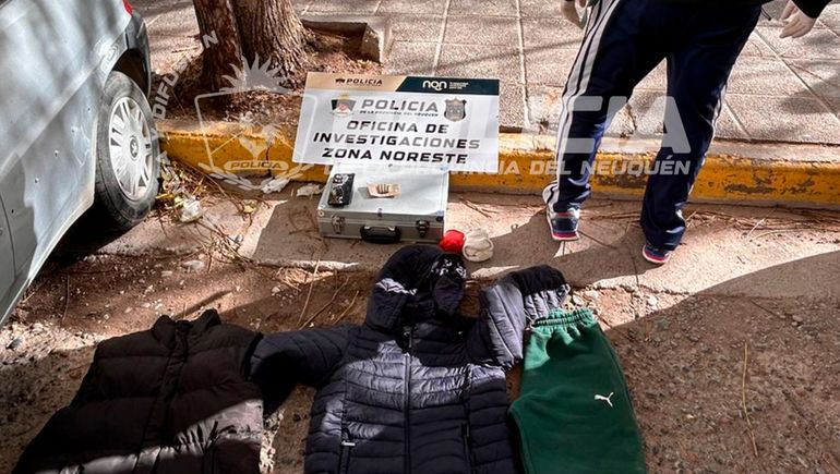 Robaron pertenencias de una camioneta y fueron atrapados tras un insólito error