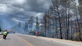 Bmberos, Splif y otros organismos combaten dos incendios en El Bolsón. | LM Neuquen Bmberos, Splif y otros organismos combaten dos incendios en El Bolsón.
