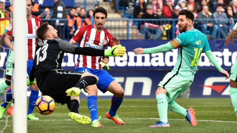 Messi otra vez rescató al Barcelona sobre el final del partido