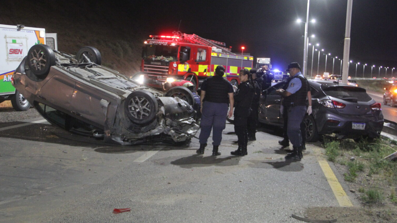 Fuertísimo choque y vuelco entre cuatro vehículos en Ruta 7: tres heridos en el Castro Rendón