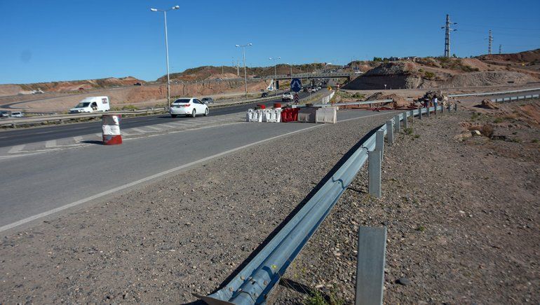 Comenzaron a arreglar el socavón en el acceso a la Autovía