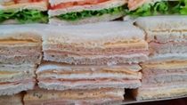 La conservación adecuada del sándwich de miga ayuda a evitar que el pan pierda humedad en la heladera. La conservación adecuada del sándwich de miga ayuda a evitar que el pan pierda humedad en la heladera.