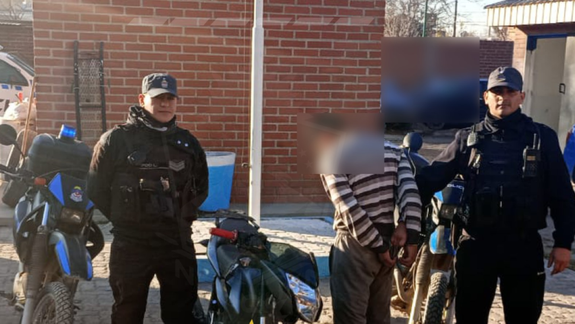 El conductor de la moto fue demorado, mientras que el acompañante escapó. Gentileza: Prensa Policía del Neuquén