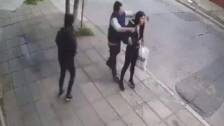 Esperaba el colectivo, fue asaltada y quedó grabado