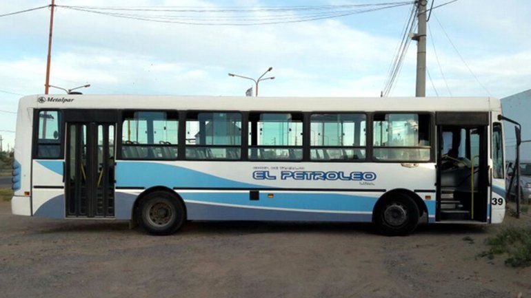Murió al caer cuando subía al colectivo