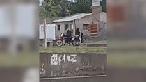 El robo de la moto quedó registrado por los vecinos que se encontraban en los alrededores. El robo de la moto quedó registrado por los vecinos que se encontraban en los alrededores.