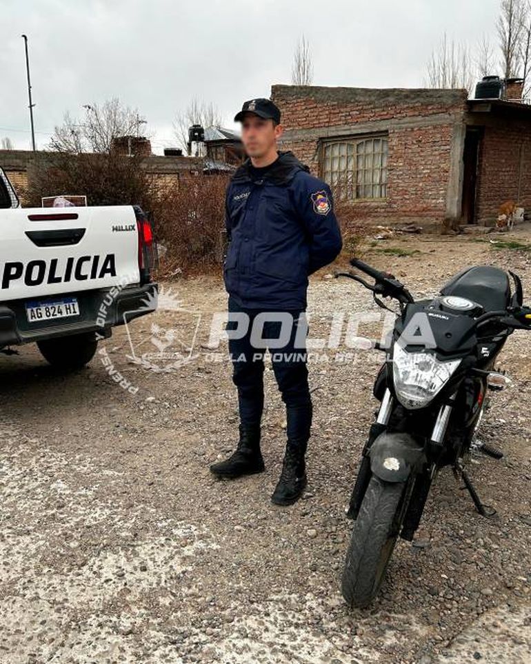 Una familia de Zapala recuperó su moto gracias a un inmediato despliegue policial.