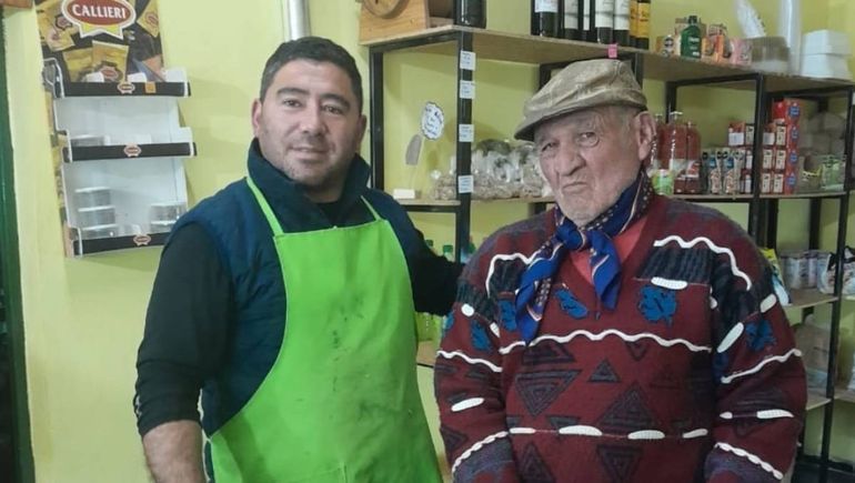 Un carnicero neuquino encontró una mochila llena de billetes: la devolvió y salvó una operación