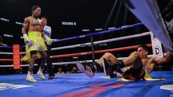 Gervonta Davis ya ejecutó el bombazo que terminó con la resistencia de Barrios. Gervonta Davis ya ejecutó el bombazo que terminó con la resistencia de Barrios.