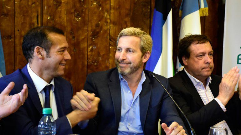 El gobernador Omar Gutiérrez firmó un acuerdo con el ministro del Interior de la Nación