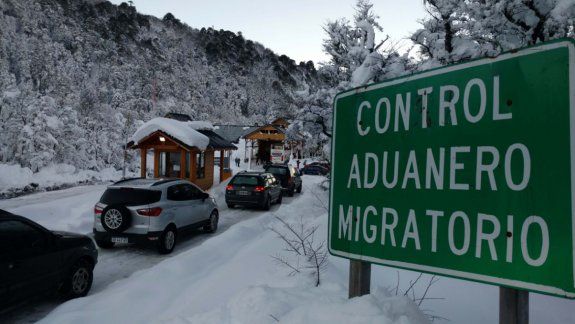 La nieve interrumpió el tránsito en varias arterias cordilleranas.