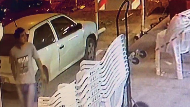 In fraganti: se hizo el disimulado y terminó robando una pila de sillas de un local