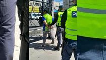 ladron manoteo una bolsa de mercaderia de un feriante y fue atrapado ladron manoteo una bolsa de mercaderia de un feriante y fue atrapado