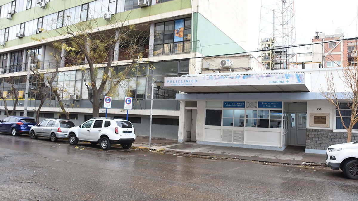 Una policía se electrocutó durante un allanamiento y está internada
