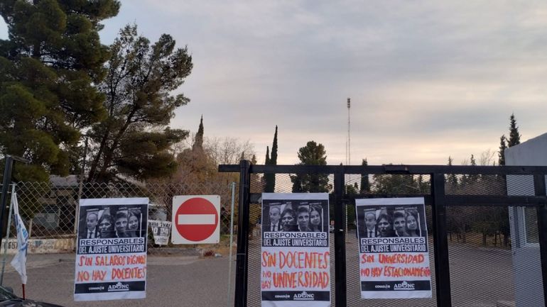 Qué se sabe del conductor que intentó atropellar a manifestantes de la UNCo