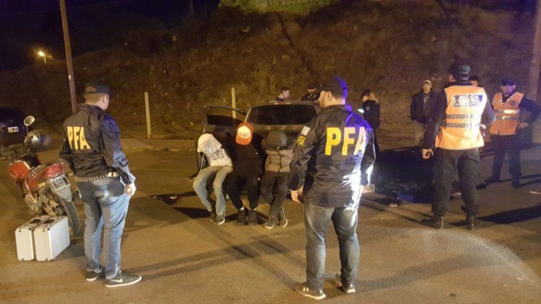 El operativo de la Federal sobre los puentes con los tres detenidos.