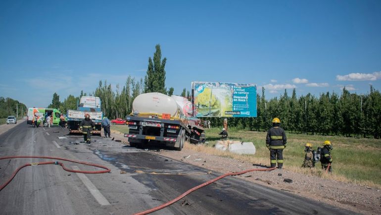 Un camión embistió a otro en la Ruta 22 y uno de los conductores quedó atrapado