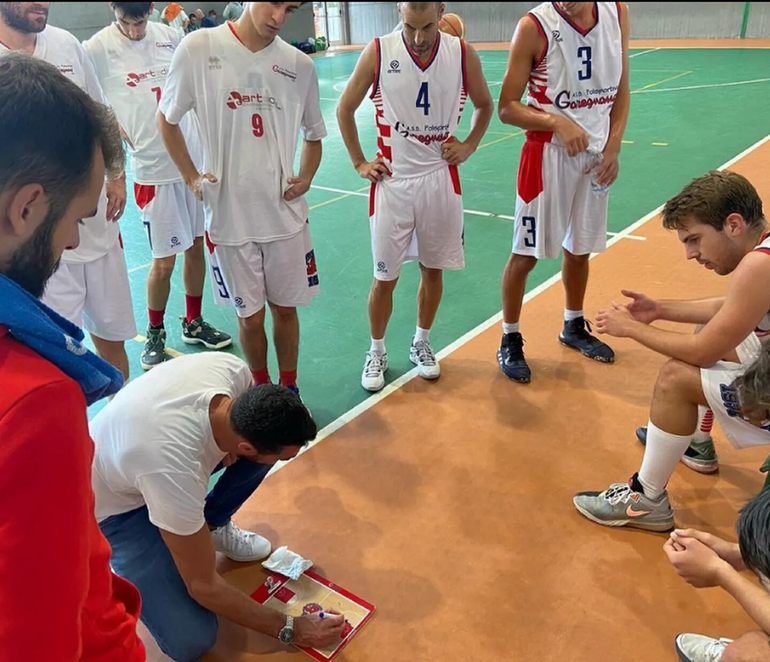 Fue estrella de Boca y la selección, hoy juega al básquet en el ascenso de Italia