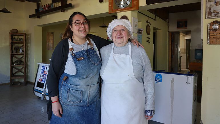 La cocinera abrió Elvira Pastas en 2003 en donde hasta el día de hoy sigue vendiendo al público. Actualmente está acompañada por Celeste, su única ayudante de cocina que ingresó al local con 24 años y lleva una década junto a Elvira. 