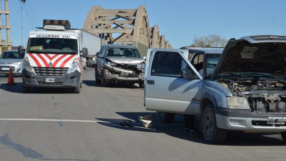 Un choque en cadena entre 3 autos complicó el tránsito en el puente