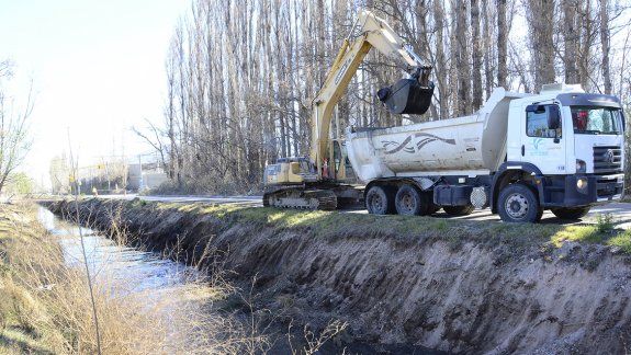 Sacaron doce camiones de basura por día de un canal 