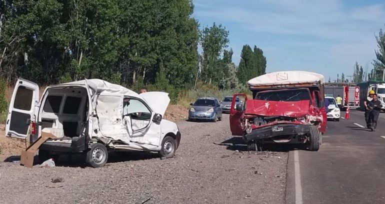 El violento accidente se produjo en la mañana de este jueves en la Ruta 22, entre Cervantes y Stefenelli. Cinco personas resultaron heridas. El violento accidente se produjo en la mañana de este jueves en la Ruta 22, entre Cervantes y Stefenelli. Cinco personas resultaron heridas.