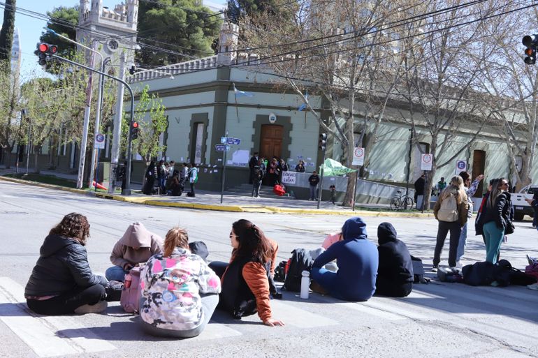 Trabajadores de la provincia nucleados en ATE se manifiestan en Casa de Gobierno.