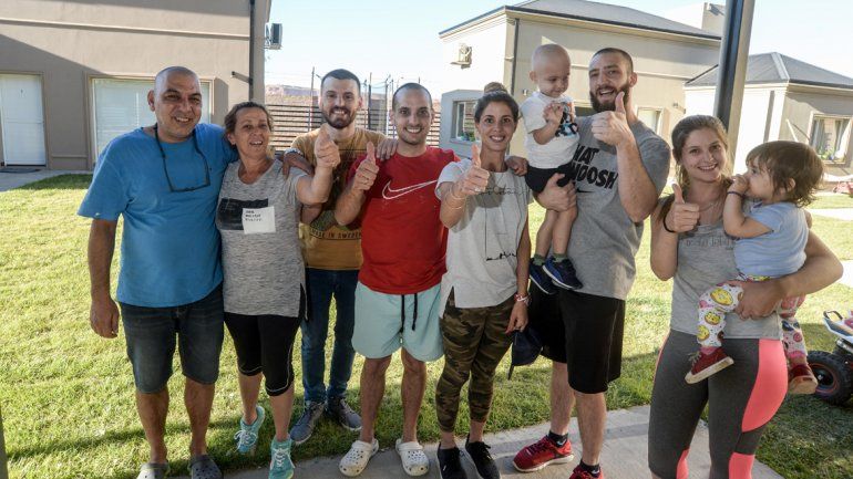 La familia Troncoso junto al pequeño y al ganador de la reciente fecha del TC.