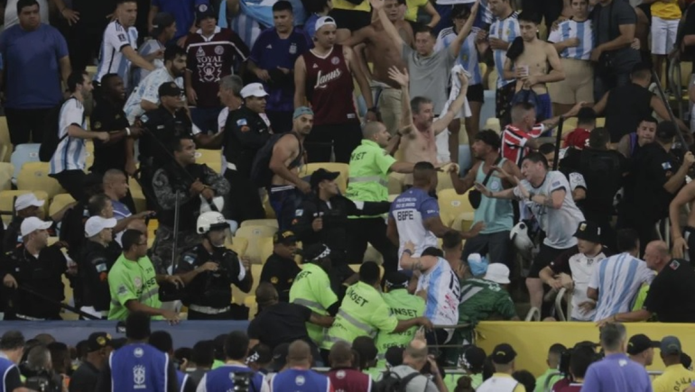 Escándalo en Brasil: la policía reprimió a los hinchas de Argentina, pero el partido se juega
