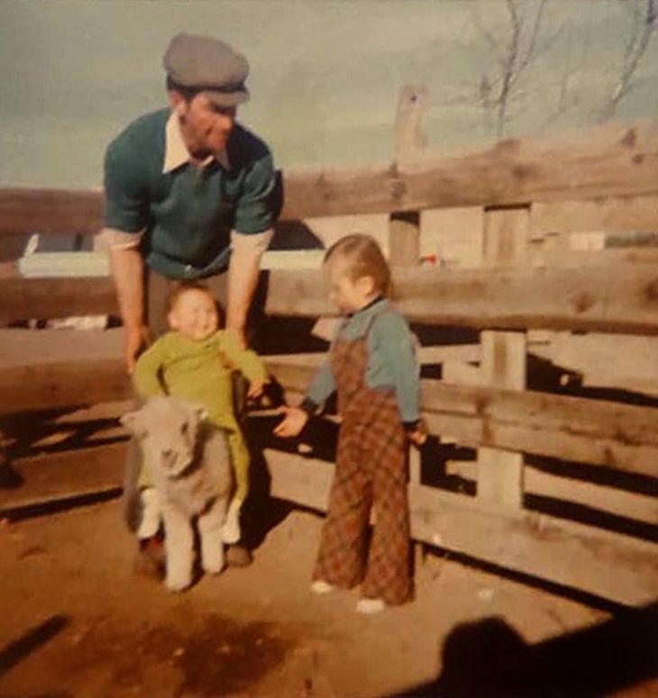 Con su hija y una sobrina. Los corderos fueron parte de la infancia de la familia Vita. Foto: gentileza Con su hija y una sobrina. Los corderos fueron parte de la infancia de la familia Vita. Foto: gentileza