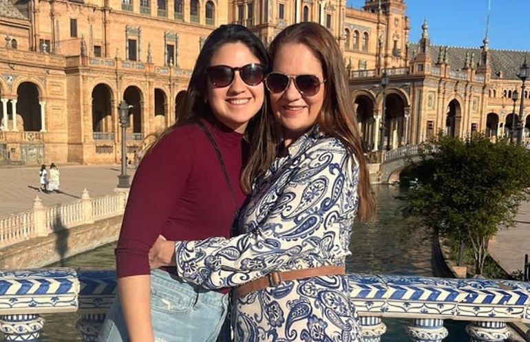 Karen Celebertti, exdirectora del certamen de belleza Miss Nicaragua, con su hija en España. Karen Celebertti, exdirectora del certamen de belleza Miss Nicaragua, con su hija en España.