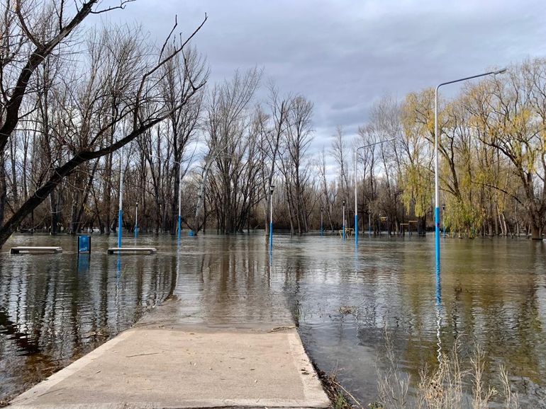 Crecida del río Neuquén: así es disfrutar de un balneario bajo el agua