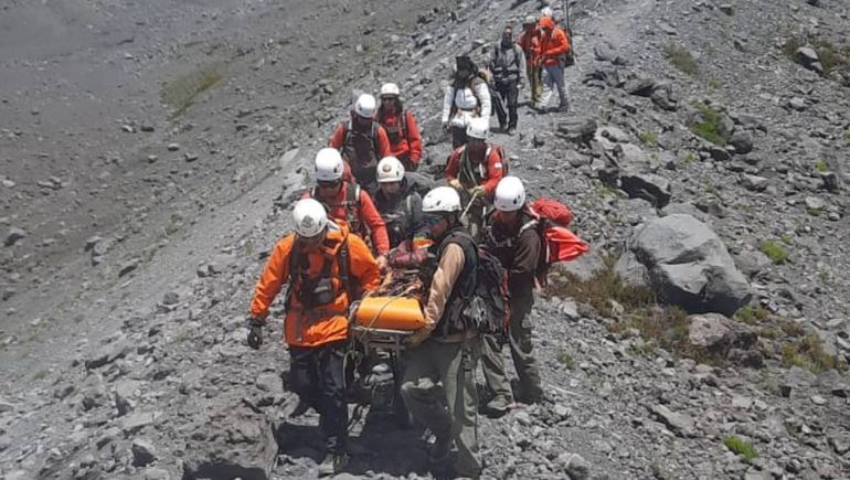 Rescate en el volcán Lanín: una andinista de Buenos Aires fue evacuada tras una caída en la alta montaña