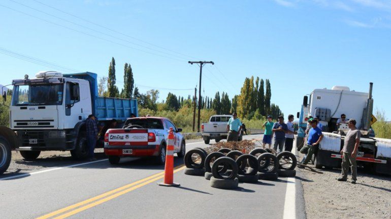 Camioneros cortan la Ruta 40 en reclamo por la distribución de la leña