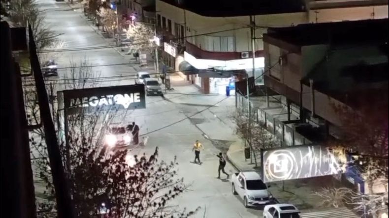 Los trapitos se enfrentaron a golpes en la calle Roca, entre España y Villegas. Uno amenazó al otro con asesinarlo a puñaladas y se lo anticipó a la policía. 