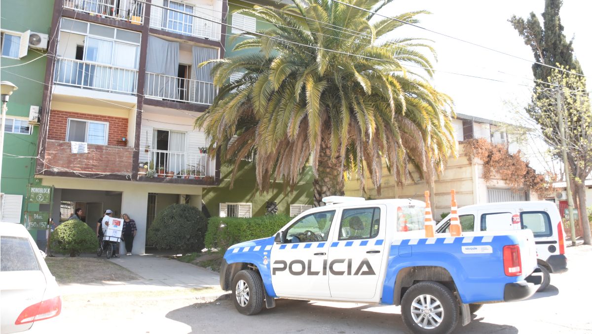 Se atrincheró en una casa tomada en barrio Gregorio Álvarez y amenaza con prenderse fuego