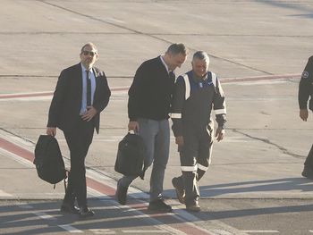 manuel adorni y karina milei estan en neuquen: las fotos y el vuelo a vaca muerta