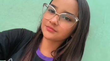 Una adolescente brasileña murió tras ser electrocutada mientras se planchaba el pelo. Una adolescente brasileña murió tras ser electrocutada mientras se planchaba el pelo.