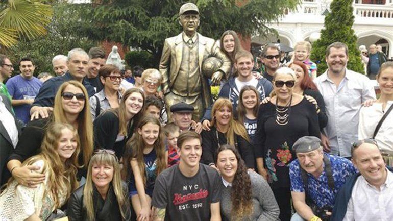 Unas 300 personas acompañaron el homenaje.