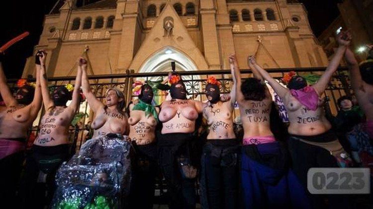 Un grupo de manifestantes le puso el pecho a la represión en la Catedral.