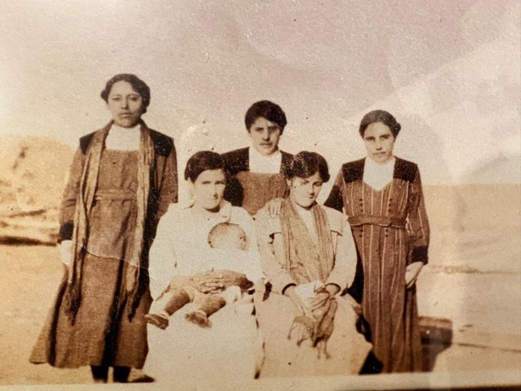 De izquierda a derecha: Filomena Solís, Elvira Solís, Clara Berta Solís (mamá de Abel), Carmen Jara (cuñada) y mujer con bebé en brazos. Foto: gentileza. De izquierda a derecha: Filomena Solís, Elvira Solís, Clara Berta Solís (mamá de Abel), Carmen Jara (cuñada) y mujer con bebé en brazos. Foto: gentileza.