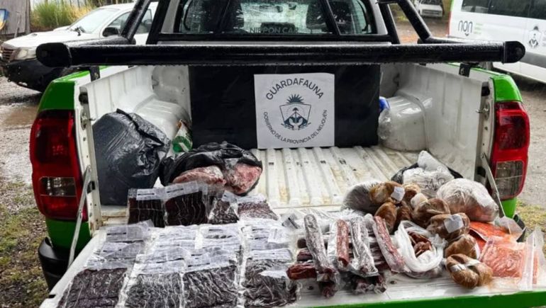 Multaron a comerciantes de Villa Traful por vender productos de caza ilegal