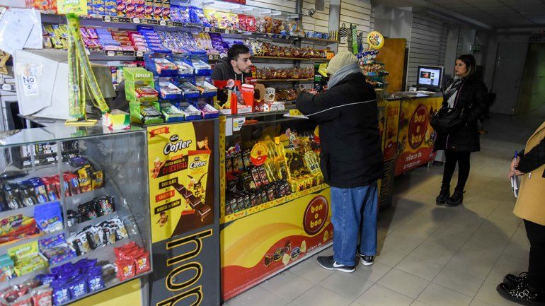 A cara descubierta, robó un kiosco en plena Avenida