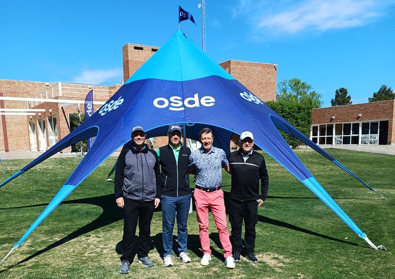 El torneo de golf se jugó en dos canchas de la zona. El torneo de golf se jugó en dos canchas de la zona.