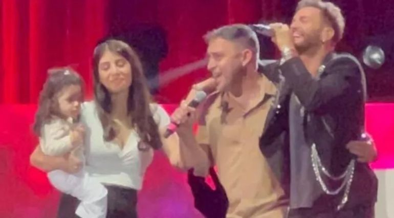 El neuquino Gabriel Roche con su mujer y la hija menor de ambos, en el escenario del Luna Park durante el show de Axel en 2023. El neuquino Gabriel Roche con su mujer y la hija menor de ambos, en el escenario del Luna Park durante el show de Axel en 2023.