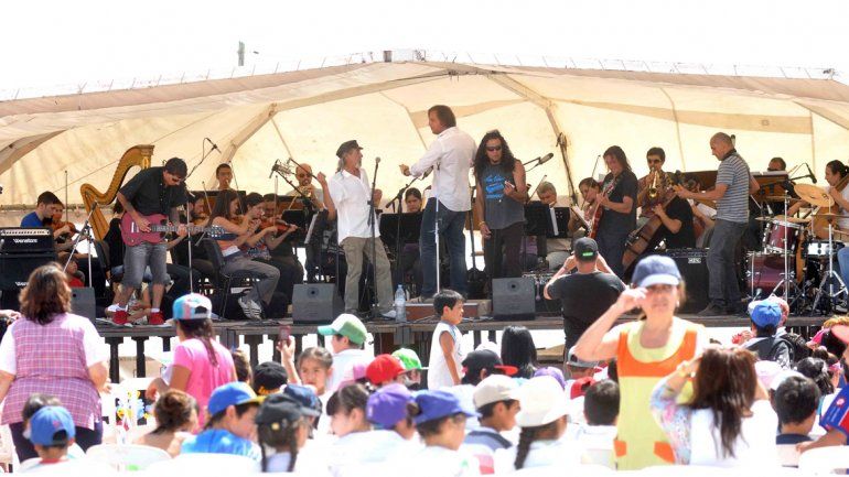El conjunto de los Salvi junto a la Sinfónica de Neuquén